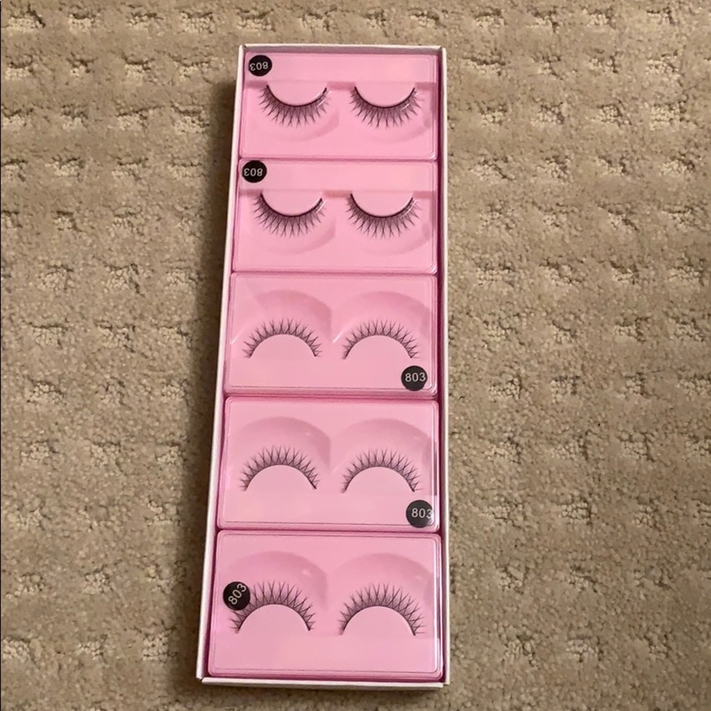 🇨🇦 Synthetic false eyelashes.
